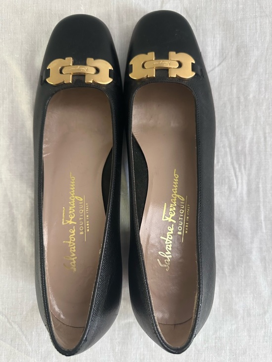 Salvatore Ferragamo Boutique Black Leather Pumps Size 8C Gold Gancini Italy - Picture 4 of 15